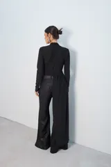 Body blanco de mangas largas con escote en V profundo y drapeado en la cintura.