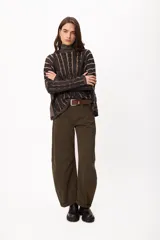 Jean de corte amplio y silueta redondeada, con diseño de tiro alto y ruedo con doblez. Presenta un lavado azul oscuro uniforme y costuras laterales reforzadas.