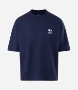 Remera de corte oversized color azul marino, con cuello redondo y mangas cortas. Presenta un estampado gráfico grande en la espalda con el texto 'Innovation Research' y diversos elementos visuales de estilo tecnológico.