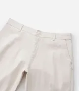 Pantalón skinny negro de sarga con elastano, estilo social, con cierre de botón y cremallera, y cintura con trabillas.