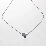 Collar plateado de cadena fina con dije de piedra Cubic Zirconia engarzada.