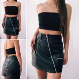 Minifalda negra de cuero sintético con cierre frontal y dos cierres laterales decorativos.