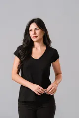 Remera básica de color negro con escote en V y mangas cortas, confeccionada en tejido suave y ligero.