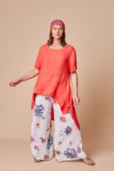 Blusa de lino color coral, de corte irregular con zócalo de satén y bolsillos laterales.