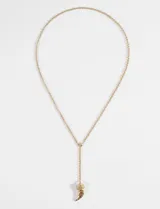Collar de acero quirúrgico dorado con diseño de cadena de doble vuelta y dije colgante en forma de cuerno.