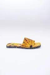 Sandalias veganas con capellada de algodón con estampado batik en tonos azules y suela de neumáticos reciclados.