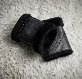 Mitones de cuero negro forrados con corderito sintético negro en los bordes.