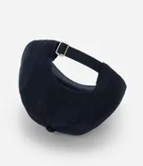 Gorra azul marino de sarga con visera curva, ajuste trasero y bordado rojo con la palabra "amour" en el frente.