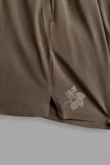 Short deportivo Zara Athleticz modelo Boulder 9", color beige, confeccionado en tejido técnico ligero y elástico. Cuenta con cintura elástica ajustable con cordón interior, bolsillos frontales y aberturas laterales en el bajo.
