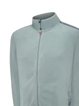 Campera polar RKF modelo Volterra color verde grisáceo, con cierre frontal completo, cuello alto y mangas largas. Presenta aplicaciones de tela canvas de algodón en los hombros, dos bolsillos frontales con cierre y bolsillos internos. Confeccionada en poliéster reciclado.