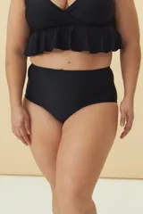 Bombacha de bikini de tiro alto, color negro, con diseño liso y cobertura completa.