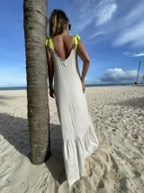 Vestido largo gris con breteles finos y volados en el ruedo. Breteles con lazos de color amarillo neón.