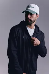 Campera deportiva de color azul marino con cierre frontal completo, capucha con cordones ajustables y puños acanalados.