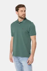 Remera polo azul con cuello en rib y botones personalizados.