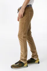 Pantalón de pana color marrón claro, corte recto, con bolsillos laterales y traseros.