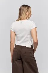 Remera de manga corta confeccionada en tejido de rib, con cuello redondo y ajuste al cuerpo.