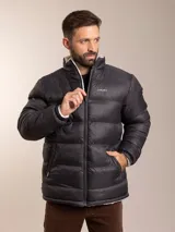 Campera puffer negra con cuello alto y cierre frontal. Interior forrado en sherpa color crudo.