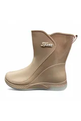 Botas de lluvia de caña media en color beige, con suela plana texturizada y detalle de forro superior desmontable en tejido negro con brillos. Cuenta con una pequeña aplicación metálica lateral con la palabra "Sport".