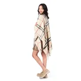 Poncho de tejido de punto con diseño de cuadros escoceses en tonos beige, negro y rojo. Presenta un corte amplio, cuello abierto y terminaciones con flecos en el ruedo.