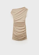 Vestido corto entallado de diseño asimétrico con escote de un solo hombro y manga corta. Presenta un acabado con detalles fruncidos en toda la prenda, confeccionado en tejido elástico.