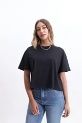 Remera de corte oversize y estilo cropped, confeccionada en algodón liviano. Presenta cuello redondo y mangas cortas, con un diseño holgado y relajado.
