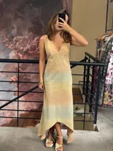 Vestido largo de tirantes finos, con escote en V y diseño asimétrico en el bajo con efecto degradé en tonos tostado y verde suave.