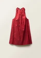 Vestido corto de cuello halter con diseño recto y fruncido en la parte superior. Presenta un cierre de lazo en la nuca y un acabado con textura sutil.