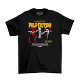 Remera negra de algodón con estampa frontal inspirada en la película Pulp Fiction, presentando a los personajes principales, el título del film y frases icónicas.