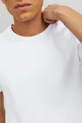 Camiseta blanca de manga corta y cuello redondo, marca Jack & Jones Essentials, de corte clásico.