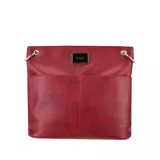 Bandolera negra de cuero sintético con dos bolsillos frontales, cierre metálico y dos correas intercambiables: una de cuero sintético y otra de tela con rayas rosas y negras.