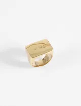Anillo de acero plateado, estilo sello o 'bold', con forma rectangular y superficie pulida.