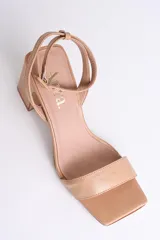 Sandalias plateadas de cuero con pulsera al tobillo y tacón cuadrado.