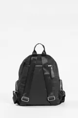 Mochila de diseño funcional en color verde oliva, confeccionada en poliéster. Cuenta con un compartimento principal amplio, un bolsillo frontal con cierre y dos bolsillos laterales con cierre. Incluye manija superior y tiradores de cierre en cuero sintético negro.