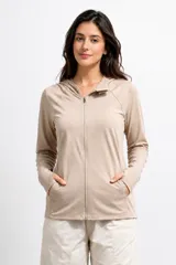 Campera deportiva negra de nylon con elastano, con cierre frontal completo, capucha, mangas largas con abertura para el pulgar y bolsillos laterales.