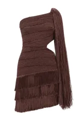 Vestido corto de punto en color marrón oscuro, con diseño de un solo hombro y manga larga con flecos largos. Presenta una abertura lateral en la cintura y falda con capas de flecos que aportan movimiento.