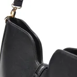 Cartera tipo hobo estructurada de material símil cuero negro, con asa corta fija y correa larga regulable y desmontable. Presenta herrajes metálicos color dorado y cierre en el compartimento principal.