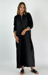 Vestido largo negro con mangas largas de crochet con detalles blancos en los puños y cuello mao con lazo.