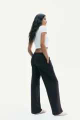 Pantalón de jogging negro de corte amplio, con cintura elástica ajustable con cordón y bolsillos laterales.