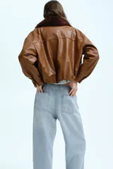 Pantalón de denim celeste de corte holgado, con cintura elástica ajustable con cordón, bolsillos delanteros y traseros, y pierna ancha.