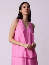 Vestido corto de gasa color amarillo, con escote en V, sin mangas y forro interno a tono.