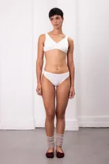 Bombacha tipo vedetina de corte clásico, confeccionada en algodón suave y respirable con certificación Oeko-Tex. Presenta un diseño con ribetes delicados que se ajustan cómodamente sin marcar.