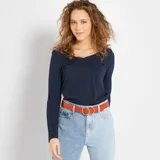 Camiseta azul marino de manga larga con escote en V.