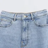 Short tipo bermuda de jean en color azul claro, con diseño de cinco bolsillos, cierre frontal con botón y costuras reforzadas.