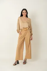 Pantalón ancho color verde oliva, de algodón y spandex, con cintura elastizada, cinto rústico y bolsillos laterales.