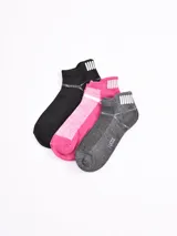 Pack de tres pares de medias deportivas tobilleras. Incluye un par negro liso, un par fucsia jaspeado y un par gris jaspeado. Todas tienen detalles de líneas blancas en el borde superior.