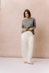 Pantalón celeste de pierna recta y silueta amplia, con cintura elástica y cordón regulable.