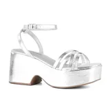 Sandalias de plataforma color rosa metalizado, con tiras cruzadas sobre el empeine, pulsera con hebilla al tobillo y plataforma con taco ancho.