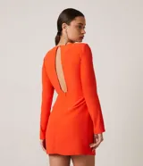 Vestido corto color naranja, confeccionado en crepé, con escote en V cruzado, mangas largas y lazo en la cintura.
