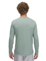 Remera de manga larga Under Armour modelo Launch, diseñada para running. Presenta un tejido técnico ligero y transpirable con textura sutil, cuello redondo y logo de la marca estampado en el pecho. Cuenta con tecnología de secado rápido y control de olores.