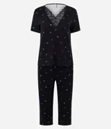 Pijama largo negro de viscolycra con estampa floral, compuesto por una remera de manga corta con escote en V y aplicación de encaje, y un pantalón con cintura elastizada.